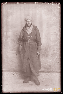 Portrait en pied d'un goumier marocain (Le Val-d'Ajol)